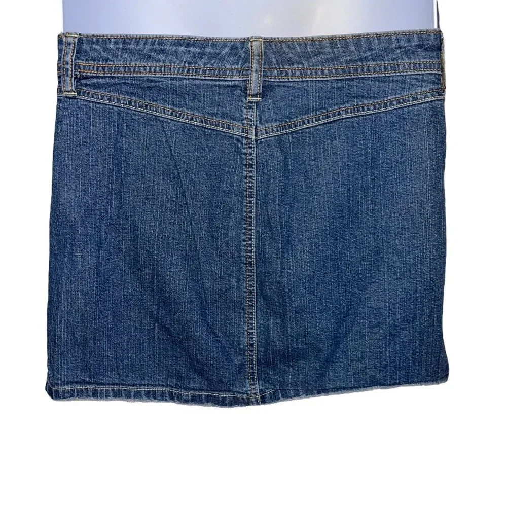 Old Navy features 	•